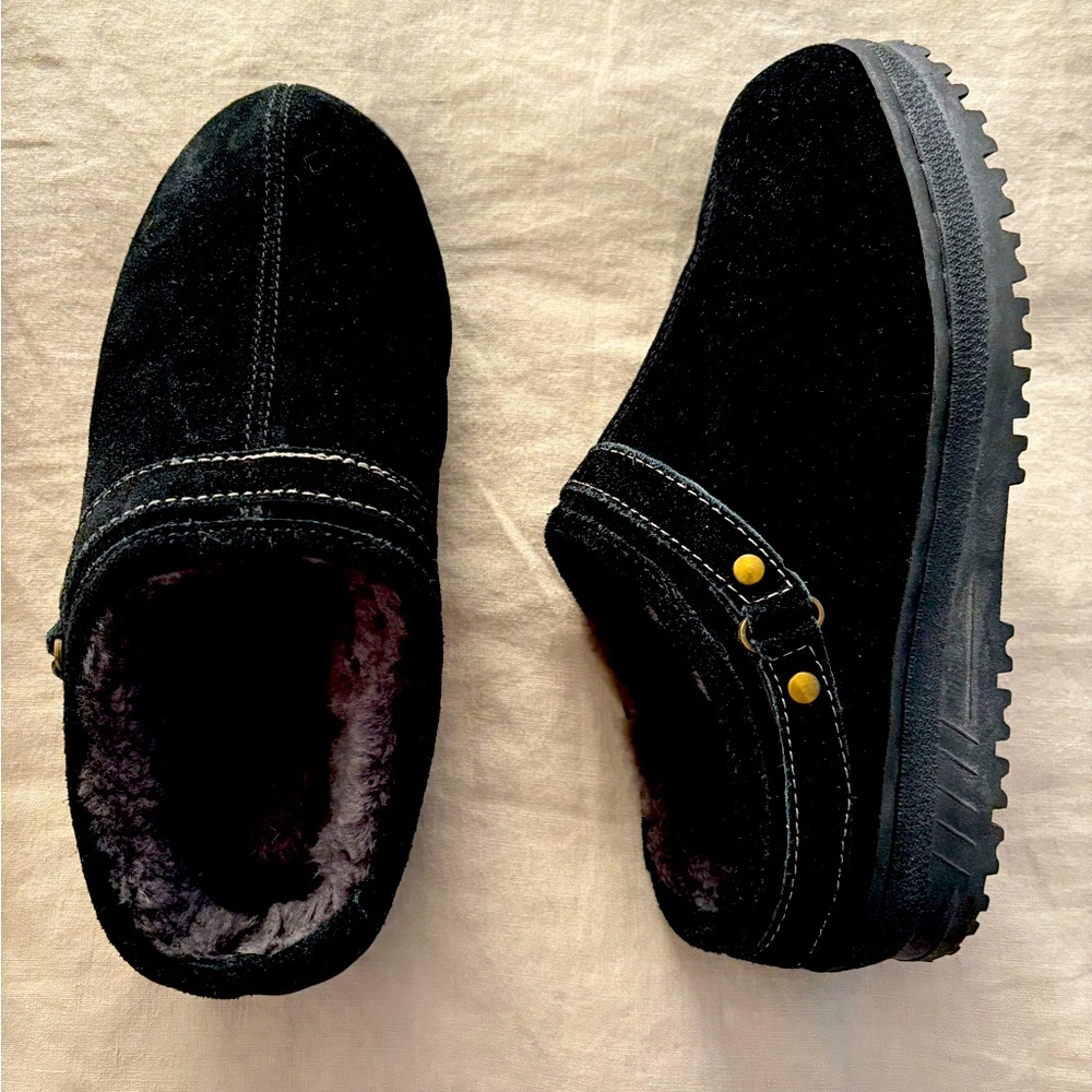 (NWOT) RJ's Fuzzies Black leather and sheepskin slip on shoes in size 7